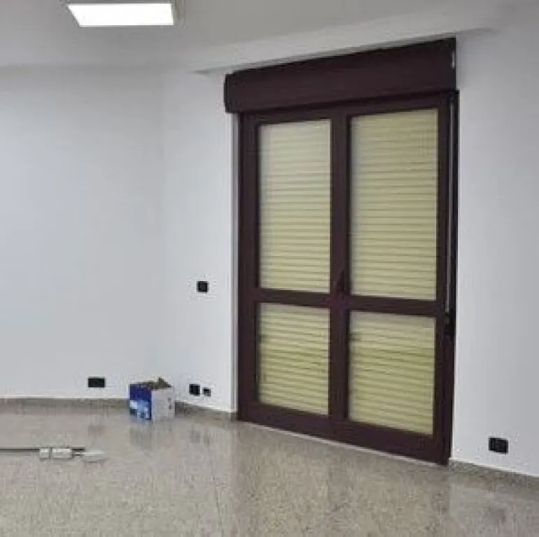 ZyrĂ« me qera nĂ« Sheshi SkĂ«nderbej, TiranĂ«, 152 mÂČ. Foto 1 nga 4