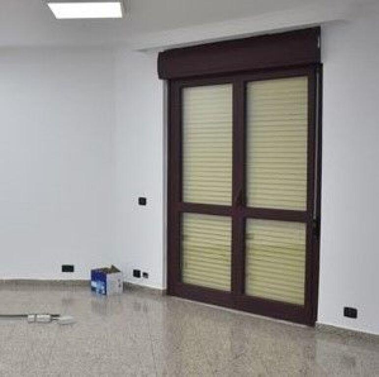 Zyrë me qera në Sheshi Skënderbej, Tiranë, 152 m²