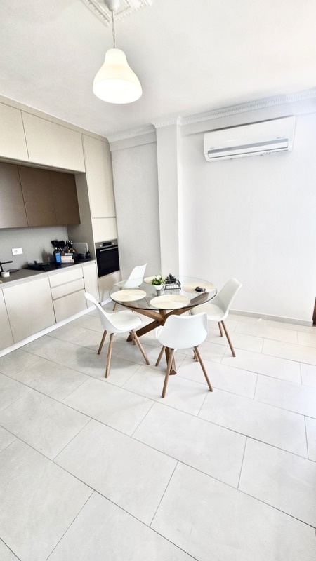 Apartament 3+1 me qera në Vilat Gjermane, Tiranë, 150 m². Foto 2 nga 9