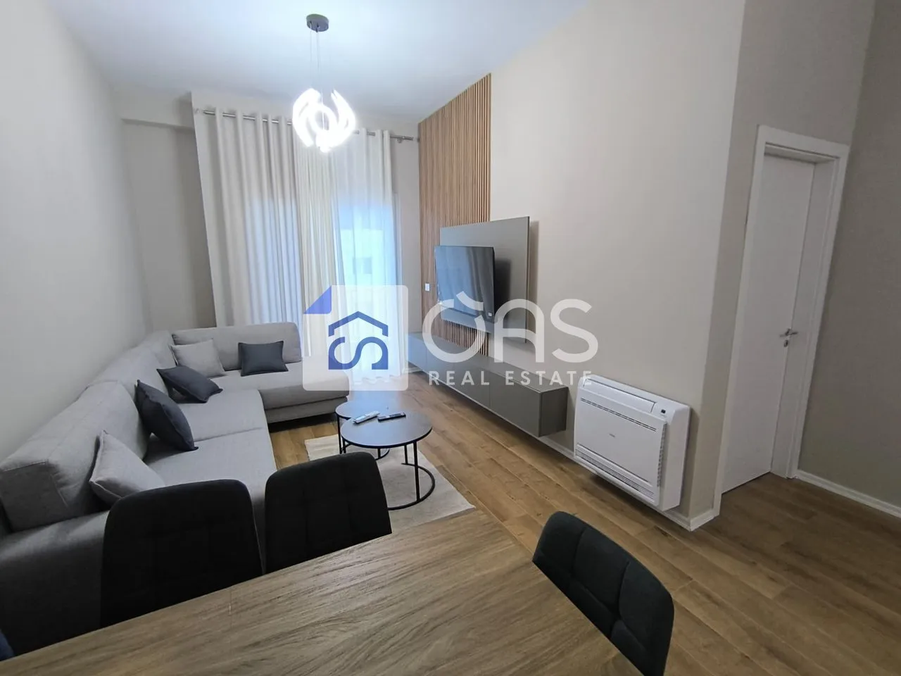 Apartament 1+1 me qera në Kopleksit Aura, Tiranë, 72 m². Foto 1 nga 12