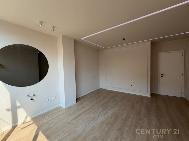 Apartament me qera në Blloku, Tiranë, 130 m². Foto 2 nga 8
