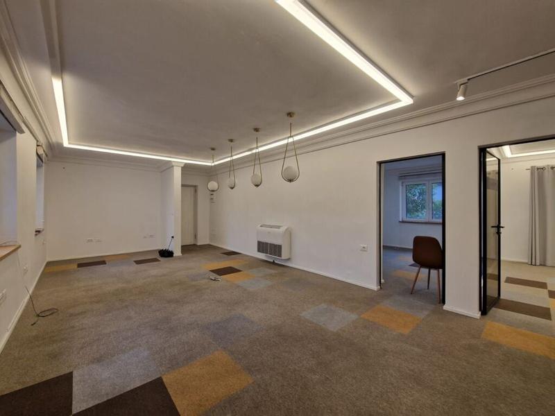 Office for rent in Rruga e Durrësit, Tirana, 130 m²