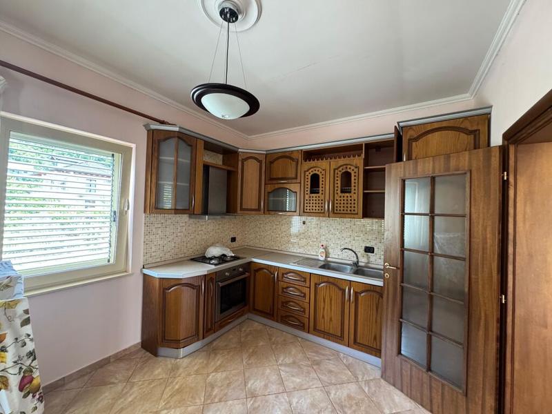 Vilë në shitje në Pezë-Helmës, Tiranë, 500 m². Foto 2 nga 6