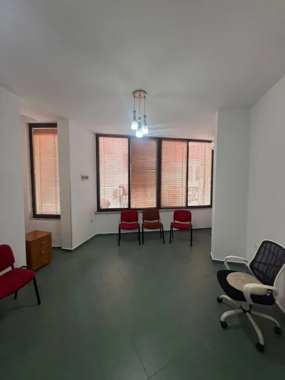 Ufficio in affitto a Parlamenti, Tirana, 35 m². Foto 1 di 4