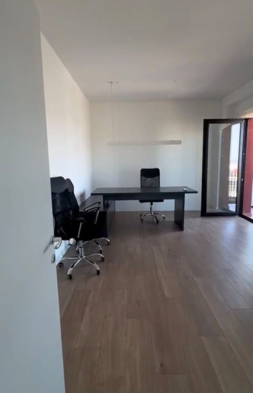 Ufficio in affitto a Rruga e Kavajës, Tirana, 124 m². Foto 1 di 3