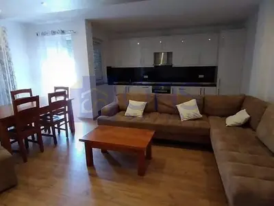 Apartament 2+1 me qera në Rruga 5 Maji, Tiranë, 120 m². Foto 2 nga 7