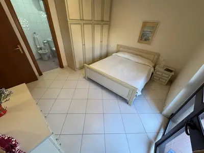 Apartament 2+1 në shitje në Rruga e Barrikadave, Tiranë, 110 m². Foto 6 nga 10