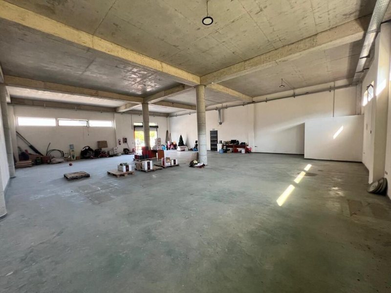 Magazinë me qera në Prush, Tiranë, 200 m²