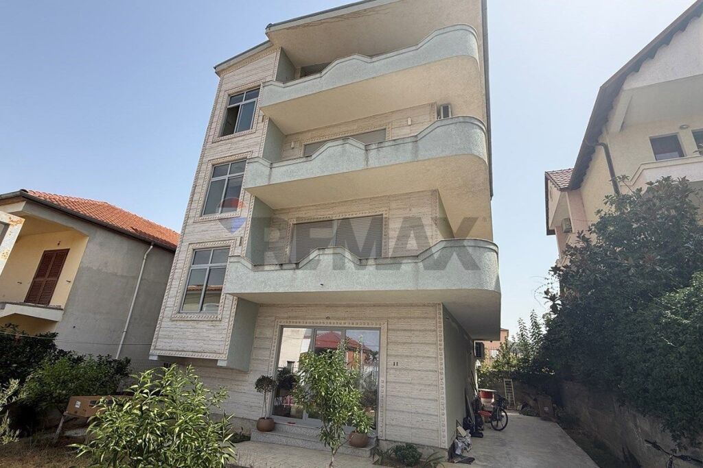 Villa for sale in Kombinat, Tirana, 338 m². Photo 1 of 3