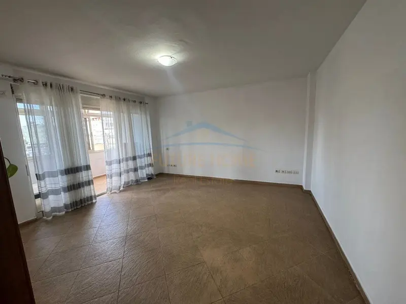 Locale commerciale in affitto a Sheshi Avni Rustemi, Tirana, 124 m²