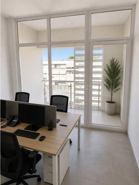 Ufficio in affitto a Rruga e Kompleksi Kika 2, Tirana, 70 m²