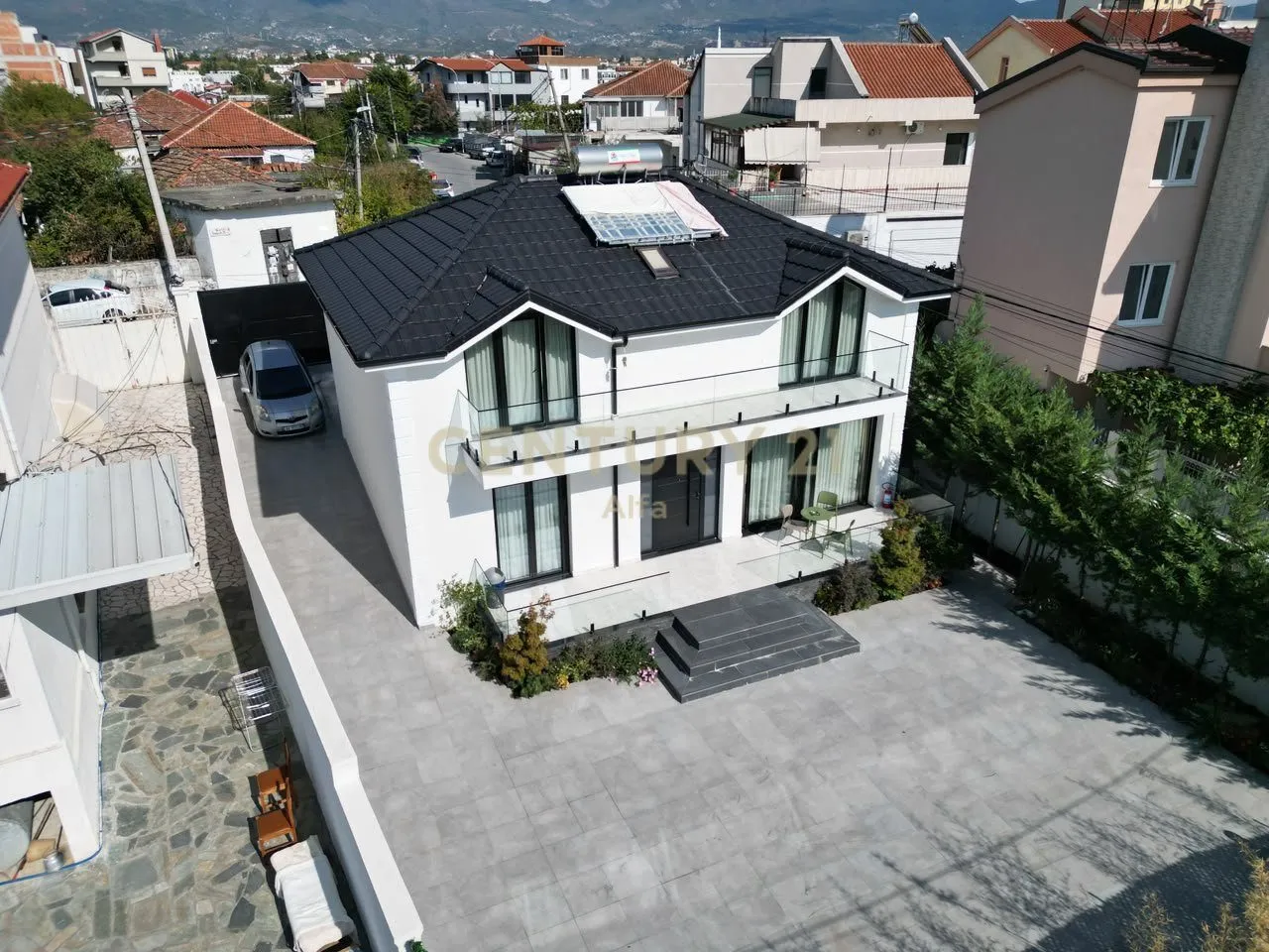 Vilë me qera në Sauk i Vjetër, Tiranë, 240 m². Foto 1 nga 12