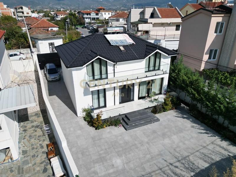 Villa in affitto a Rruga Hiqmet Buzi, Tirana, 240 m²