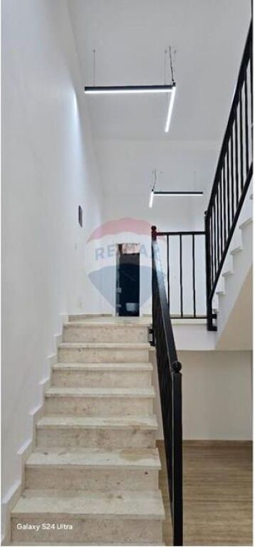 Zyrë me qera në Pazari i Ri, Tiranë, 88 m². Foto 1 nga 3