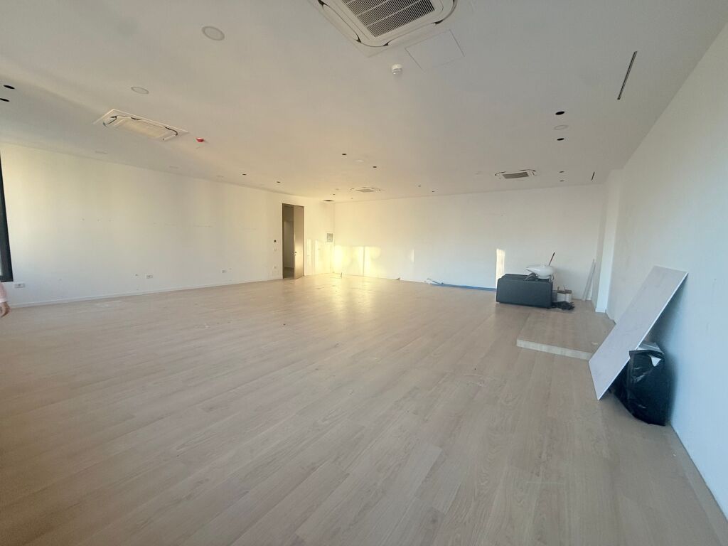 Ufficio in affitto a Kompleksi Delijorgji, Tirana, 140 m². Foto 2 di 3