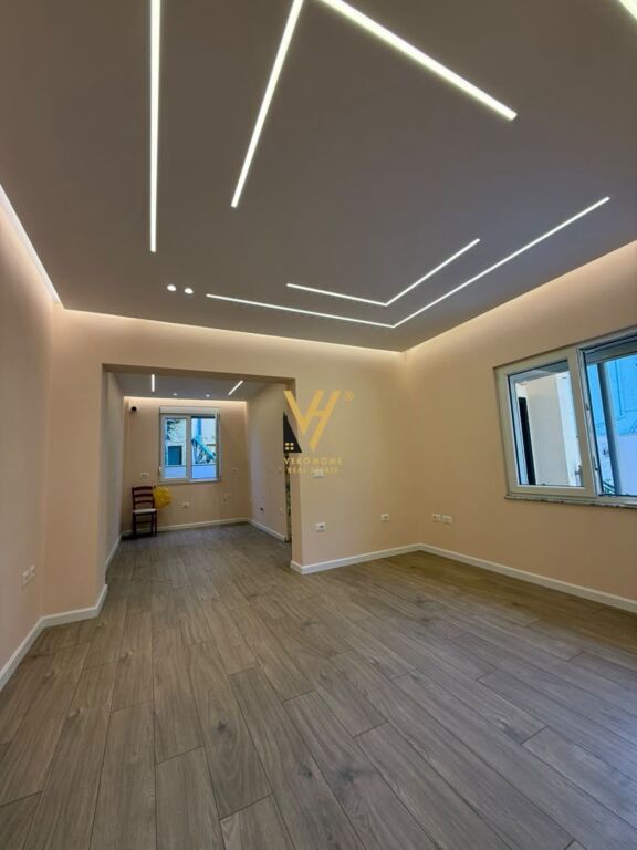 Vilë me qera në 21 Dhjetori, Tiranë, 341 m². Foto 1 nga 3