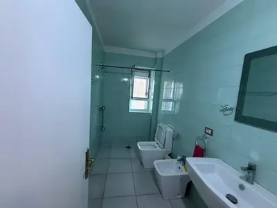 Apartament 2+1 me qera në Muzeu i Dëshmorëve dhe Salla e Relikeve të Luftës, Durrës, 90 m². Foto 9 nga 9