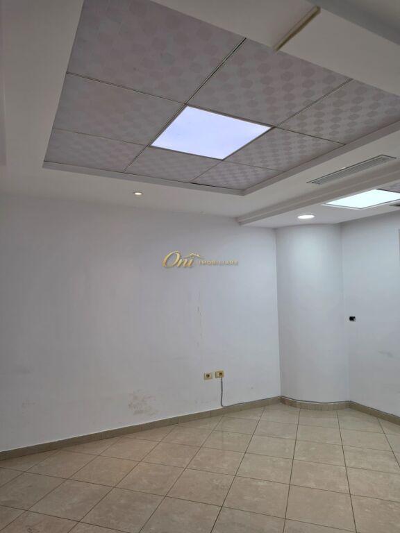 Ufficio in affitto a Bulevardi Deshmoret e Kombit, Tirana, 93 m²