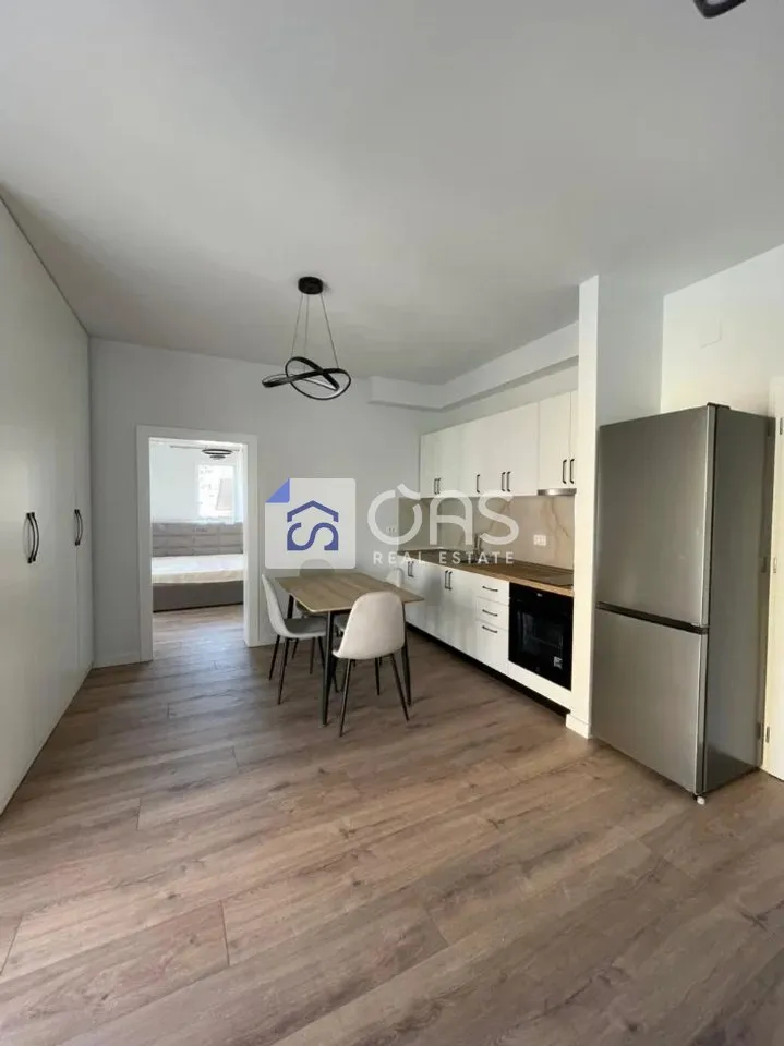 Apartament 1+1 me qera në Rruga Deshmoret e Fekenit, Tiranë, 60 m². Foto 1 nga 5