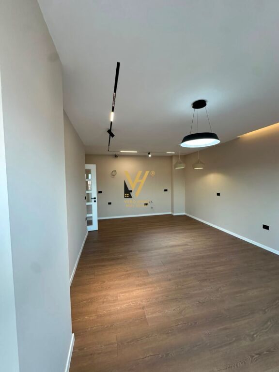 Apartament 2+1 me qera në Komuna e Parisit, Tiranë, 100 m². Foto 1 nga 3