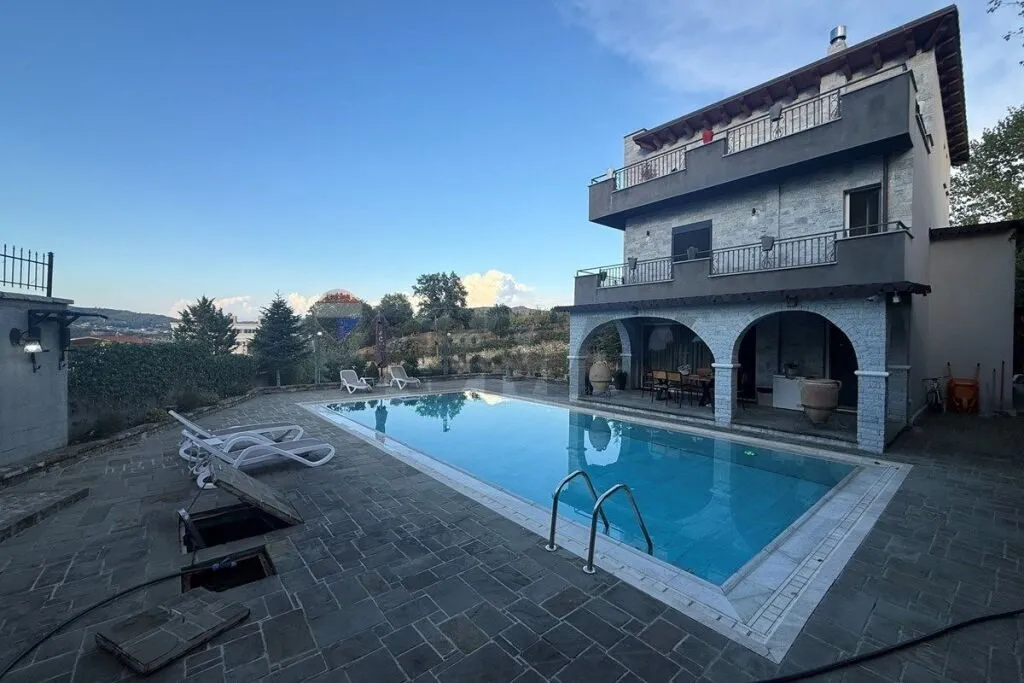 Villa 4+1 for rent in Peze, Tirana, 407 m². Photo 1 of 6