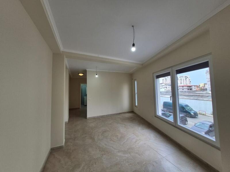 Ambient biznesi me qera në Tregu i Madh Industrial, Durrës, 75 m²