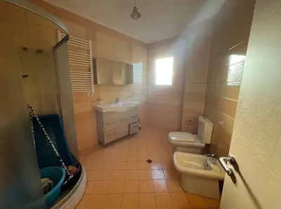 Apartament 2+1 me qera në Ali Demi, Tiranë, 120 m². Foto 4 nga 5
