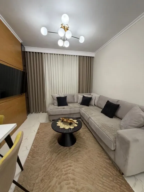 Apartament 2+1 me qera në Kompleksi Golden Park, Tiranë, 95 m². Foto 1 nga 8