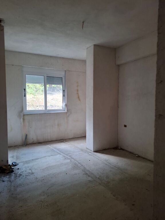 Apartament 1+1 në shitje në Rruga Kodra e Shtufit, Gjirokastër, 60 m². Foto 1 nga 4