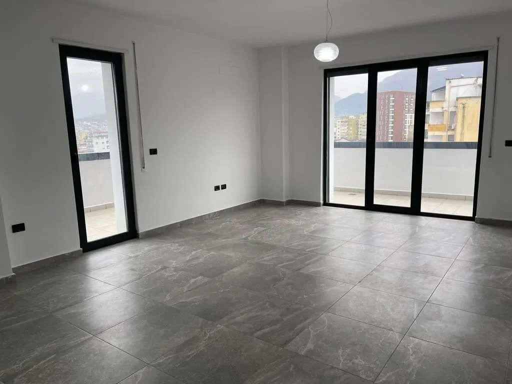 Apartament 2+1 në shitje në Farmacia 10, Tiranë, 139 m². Foto 1 nga 4