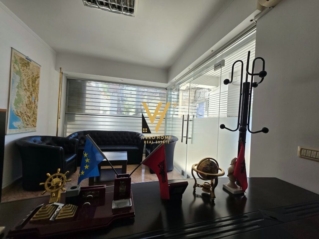 Dyqan me qera në Sheshi Willson, Tiranë, 80 m². Foto 1 nga 3