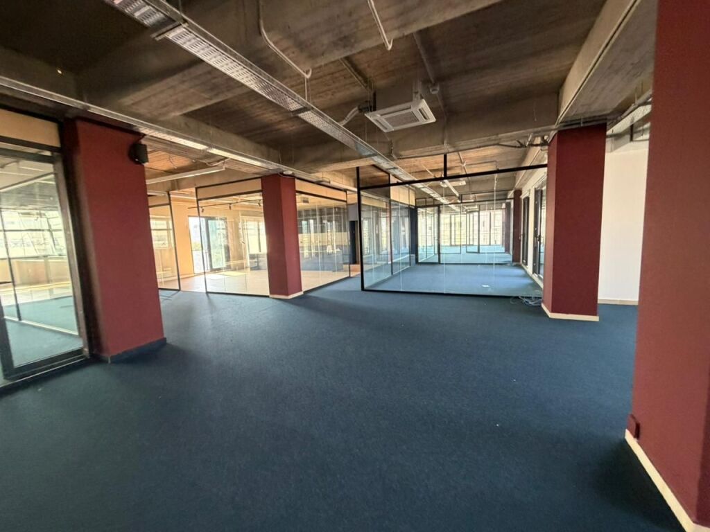 Ufficio in affitto a Sheshi Skënderbej, Tirana, 970 m². Foto 1 di 3