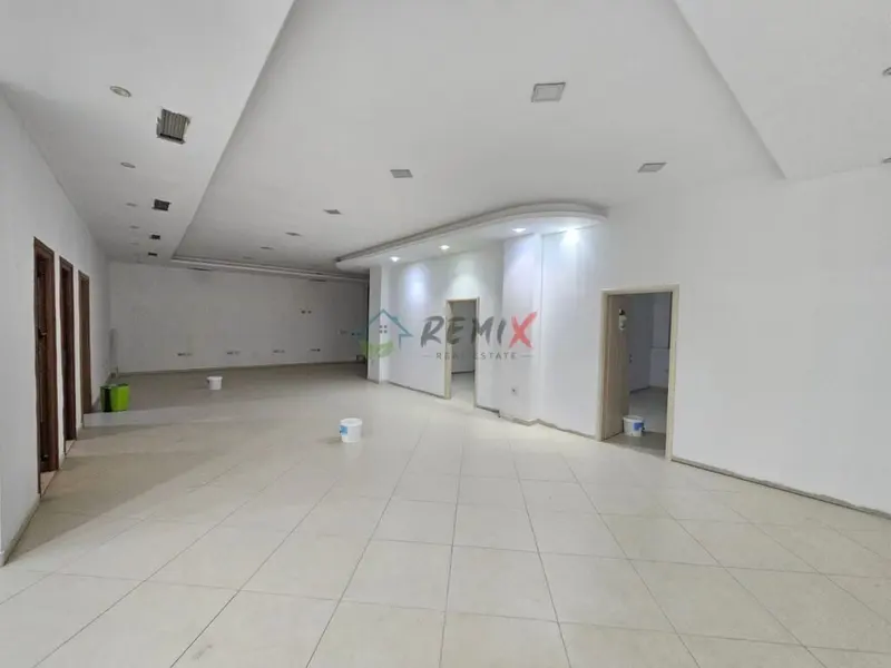 Ambient biznesi me qera në Rruga Vellazerimi, Durrës, 250 m²