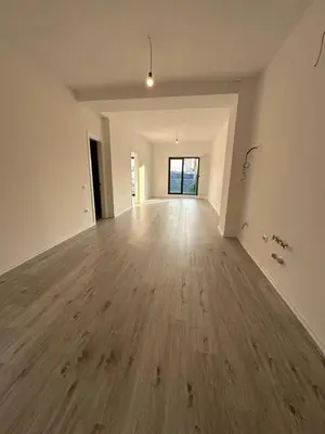 Zyrë me qera në Rruga e Barrikadave, Tiranë, 100 m². Foto 4 nga 7