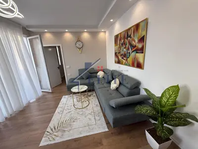 Apartament 2+1 me qera në Rruga e Barrikadave, Tiranë, 103 m². Foto 2 nga 8