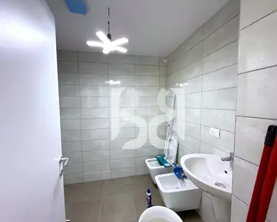 Ufficio in affitto ad Ish Dogana, Tirana, 118 m². Foto 11 di 12