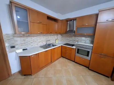 Apartament 1+1 me qera në Pallati i Sportit Ramazan Njala, Durrës, 70 m². Foto 2 nga 6