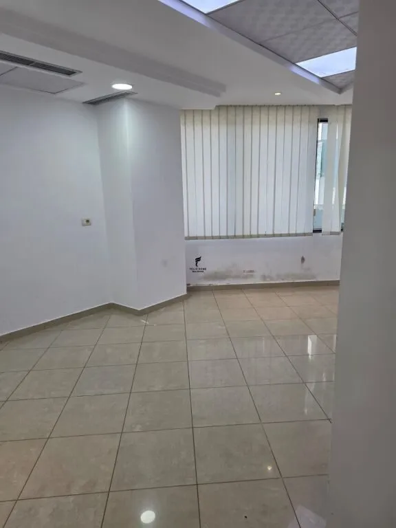 Ufficio in affitto a Bulevardi Deshmoret e Kombit, Tirana, 94 m². Foto 1 di 7