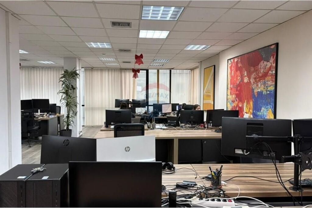 Ufficio in affitto a Sheshi Skënderbej, Tirana, 620 m². Foto 2 di 3