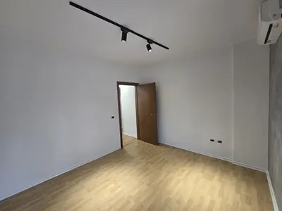 Dyqan me qera në Rruga Qemal Stafa, Tiranë, 107 m². Foto 6 nga 7