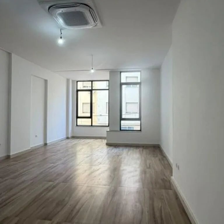 Zyrë me qera në Donika Center, Tiranë, 72 m². Foto 1 nga 1