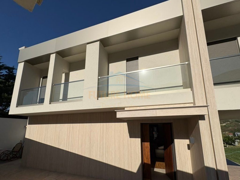 Vilë në shitje në Berzhite, Tiranë, 350 m². Foto 1 nga 9
