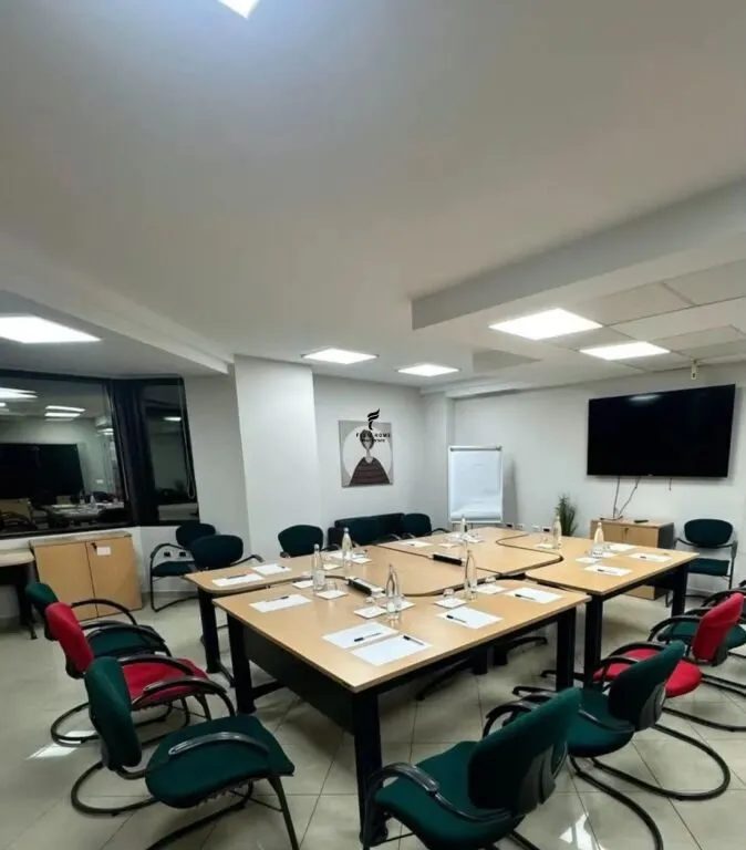Ufficio in affitto a Bulevardi Deshmoret e Kombit, Tirana, 450 m². Foto 1 di 3