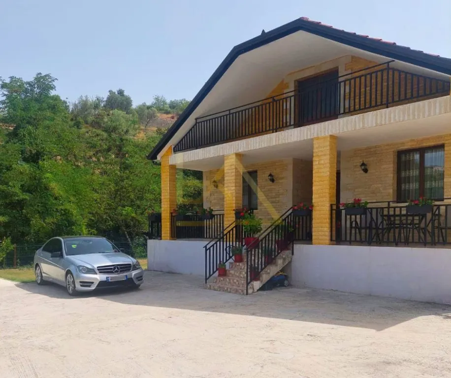 House for sale in Vorë, 160 m². Photo 1 of 12