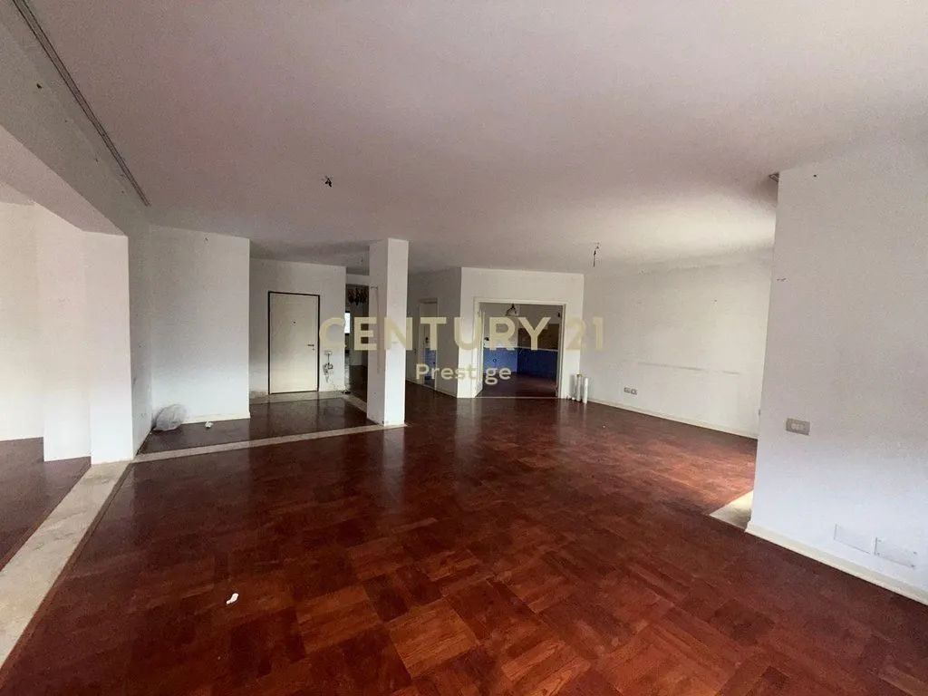 Ufficio in affitto a Rruga Faik Konica, Tirana, 450 m². Foto 1 di 8