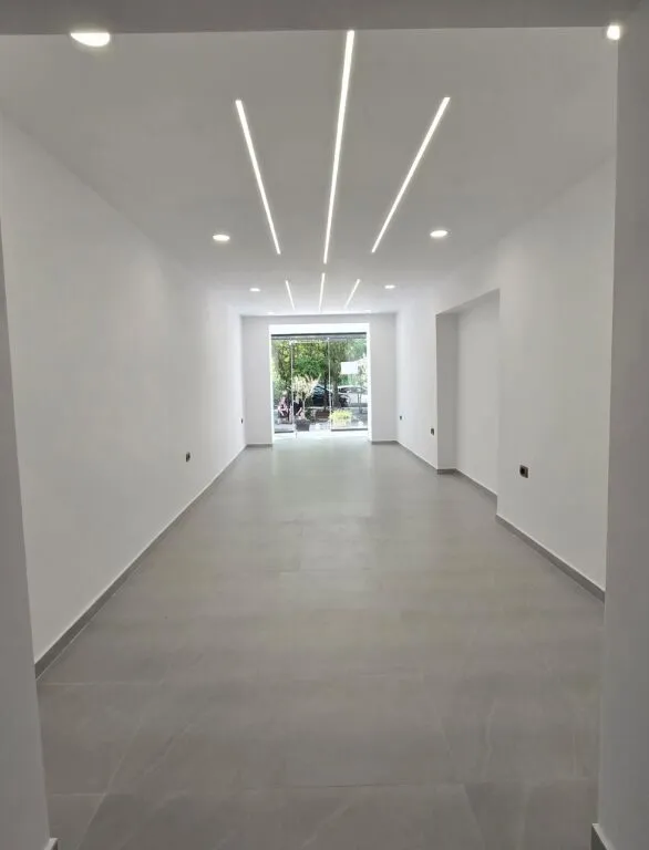 Shop for sale in Bulevardi Bajram Curri, Tirana, 52 m². Photo 1 of 4