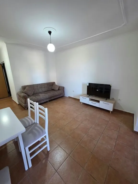 Apartament 1+1 me qera në Stadiumi Dinamo, Tiranë, 55 m². Foto 1 nga 8