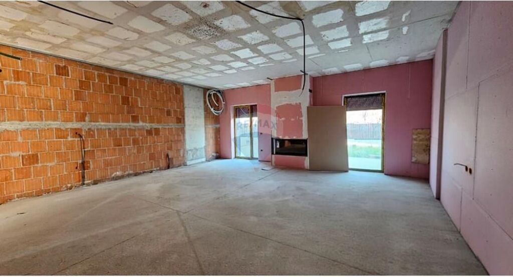 Duplex in vendita a Mjull Bathore, Tirana, 240 m². Foto 1 di 3