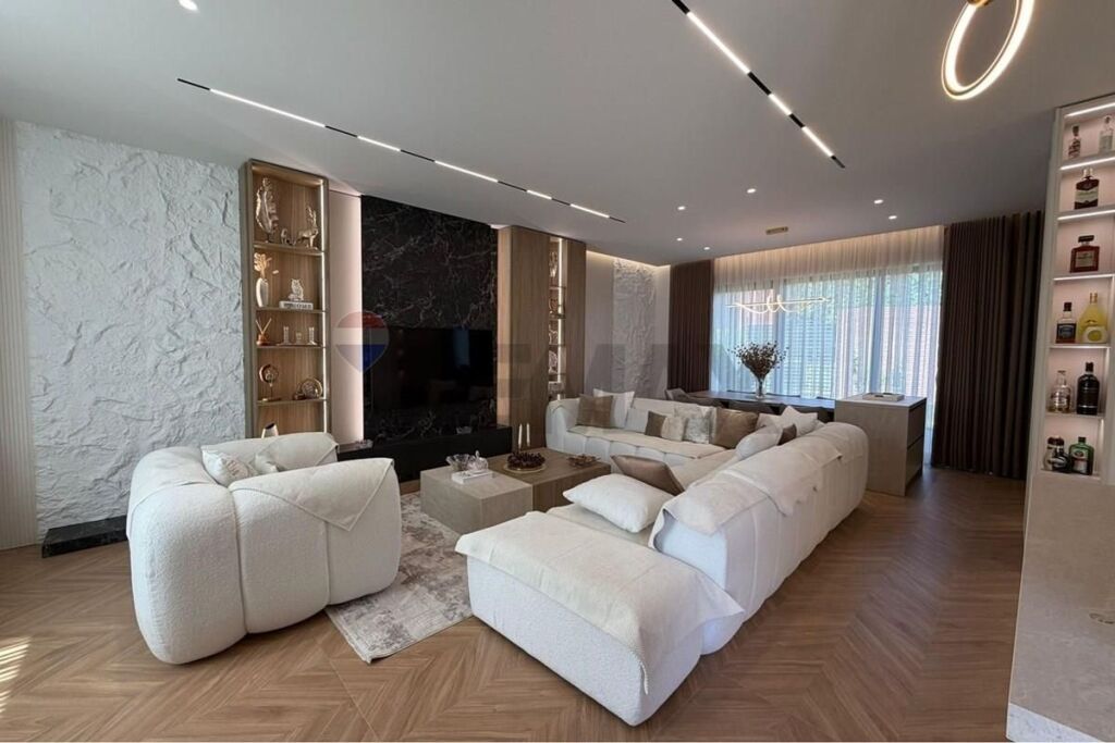 Villa in vendita a Farkë, Tirana, 320 m². Foto 1 di 3
