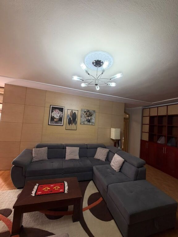 Appartamento in affitto a Rruga e Barrikadave, Tirana, 120 m². Foto 1 di 3